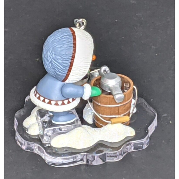 Hallmark FROSTY FRIENDS 2007 Keepsake Ornament Eskimo & Penguin Making Ice Cream - Picture 5 of 8